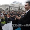 Chủ tịch Đảng UDAR đối lập của Ukraine Vitali Klitschko (phải) phát biểu trước những người ủng hộ bên ngoài tòa nhà Quốc hội Ukraine ở Kiev ngày 23/2. AFP/ TTXVN