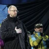 Thủ lĩnh biểu tình thân Liên minh châu Âu (EU) Arseniy Yatsenyuk tại quảng trường Độc lập ngày 26/2 (Nguồn: AP)