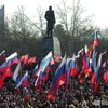 Những người biểu tình ở Crimea mang cờ Nga phản đối chính phủ lâm thời thân phương Tây (Nguồn: RIA)