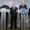 Thủ tướng lâm thời của Ukraine Arseny Yatseniuk (thứ hai từ phải sang) họp báo chung với Tổng thống lâm thời Oleksandr Turchinov kêu gọi Nga đối thoại (Nguồn: AP)
