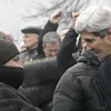 Ông Kerry tiếp xúc với người dân Kiev (Nguồn: AP)