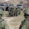 Đoàn xe chở binh lính không có phù hiệu bên ngoài Simferopol (Nguồn: AP)