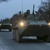 Đoàn xe quân sự không rõ phù hiệu ở Sevastopol tiến về Simferopol (Nguồn: AP)
