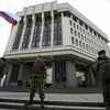 Tự vệ Crimea gác bên ngoài tòa nhà quốc hội nước cộng hòa tự trị này (Nguồn: AP)