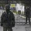 Lực lượng tự vệ Crimea bên ngoài một sơ sở quân sự Ukraine ở Crimea (Nguồn: AÌP)