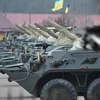 Quân đội Ukraine triển khai xe bọc thép tại Lvov (Nguồn: Reuters)