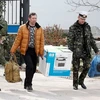 Binh sĩ Ukraine rời trụ sở Hải quân ở Sevastopol sau khi căn cứ này bị tự vệ Crimea chiếm giữ (Nguồn: RT)