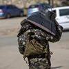 Lính Ukraine vác TV, máy giặt rời căn cứ ở Crimea