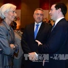 Tổng Giám đốc Quỹ tiền tệ quốc tế (IMF) Christine Lagarde (trái) và Bộ trưởng Tài chính Anh George Osbourne (phải) trước Hội nghị. AFP/ TTXVN
