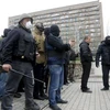 Nhóm người có vũ trang chiếm đồn cảnh sát ở Slavyansk (Nguồn: AP)