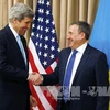Ngoại trưởng Mỹ John Kerry (trái) gặp quyền Ngoại trưởng Ukraine Andriy Deshchytsya tại cuộc gặp song phương ở Geneva ngày 17/4. AFP-TTXVN