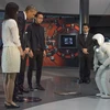 Đá bóng với ASIMO, ông Obama lo robot thông minh hơn người