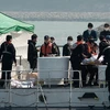  Nhân viên cứu hộ chuyển thi thể nạn nhân vụ chìm phà 'Sewol' tại cảng Jindo ngày 23/4. AFP-TTXVN
