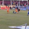 [Video] Tiền đạo Indonesia tử vong vì lĩnh cú đạp của thủ môn