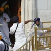 [Photo] Hỗn chiến bằng đao kiếm tại ngôi đền Sikh ở Ấn Độ