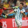 Thủ môn Nigeria xin trọng tài đừng cho Lionel Messi đá phạt