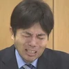 Video chính trị gia Nhật Bản khóc nức nở gây sốt trên mạng