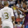 Cựu cầu thủ Barca từ chối bắt tay rồi ném chai nước vào Pepe