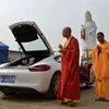 Đại gia Trung Quốc thỉnh sư cụ làm phép cho siêu xe Porsche
