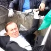Nghị sĩ Ukraine thân Yanukovych bị đám đông ném vào thùng rác