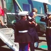 Ông Obama bị chỉ trích vì cầm cốc càphê chào các binh sĩ
