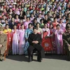 Phụ nữ khóc nức nở khi được chụp ảnh chung với ông Kim Jong Un