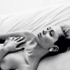 Miley Cyrus lại đăng ảnh ngực trần để "giải phóng nhũ hoa"