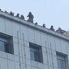 Trung Quốc: Ngăn cản thành công 12 người định tự sát tập thể