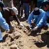 [Photo] Hình ảnh chấn động về hố chôn người tập thể của IS