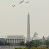Máy bay ném bom bay trên bầu trời Washington kỷ niệm Ngày Chiến thắng