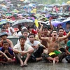 [Photo] Ấn tượng hình ảnh fan Myanmar đội mưa cổ vũ đội nhà