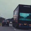 [Video] Xe an toàn gắn màn hình cho phép xe sau dễ dàng vượt trái