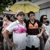 Người biểu tình Hong Kong mặc áo ngực phụ nữ phản đối cảnh sát