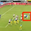 [Video] Thủ môn đánh gót ghi bàn còn đẹp hơn cả Ibrahimovic