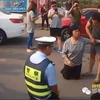 Cảnh sát giao thông Trung Quốc quỳ xuống đất để giải thích cho dân 