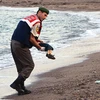 Tấm ảnh bi kịch của cậu bé di cư Syria khiến cả thế giới bàng hoàng