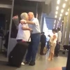 Video cụ ông đón vợ ở sân bay khiến cả triệu người thổn thức