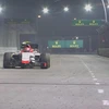 Vettel phát hoảng vì người đàn ông đi bộ trong đường đua