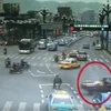 [Video] Xe 3 bánh nghênh ngang gây tai nạn hy hữu trên phố