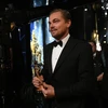 Leonardo DiCaprio cùng tượng vàng Oscar đầu tiên của anh tại khu vực phía sau sân khấu (Nguồn: ABC)