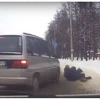 [Video] Cảnh sát lấy thân mình che cho cậu bé khỏi bị ôtô đâm