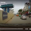 [Video] Thanh dàn giáo văng ra đường, suýt chọc thủng kính ôtô
