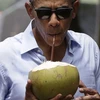Tổng thống Mỹ Obama uống nước dừa khi đi chùa cổ ở Luang Prabang
