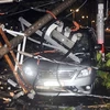 TP. Hồ Chí Minh: Mưa to gió lớn kéo đổ trụ điện, đè lên 7 chiếc ôtô