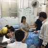 Một nạn nhân của vụ tai nạn được cấp cứu trong bệnh viện Việt Đức (Ảnh: Ủy ban an toàn giao thông Quốc gia) 