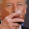 Tổng thống Mỹ Donald Trump không uống rượu, chỉ thích Coca?