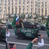 Fan Nga đem gấu đi diễu phố sau chiến thắng trước Saudi Arabia