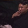 Video Chủ tịch Triều Tiên hút thuốc thư thái khi tàu dừng ở Trung Quốc