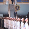 Ông Donald Trump bước xuống chiếc Air Force One sau khi máy đáp xuống Nội bài (Ảnh: Vietnam+)