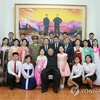Chủ tịch Kim Jong-un chụp ảnh với nhân viên sứ quán Triều Tiên
